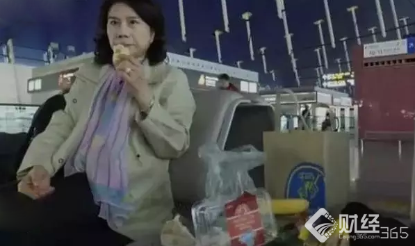 富而不奢！任正非食堂排隊(duì)打飯，董明珠獨(dú)自一人坐火車(chē)