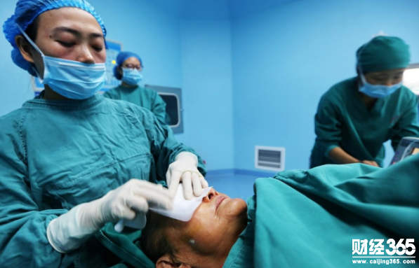 北京同仁醫院眼科副主任盧海稱，目前的白內障手術十分簡單、安全，且成功率高達90%。