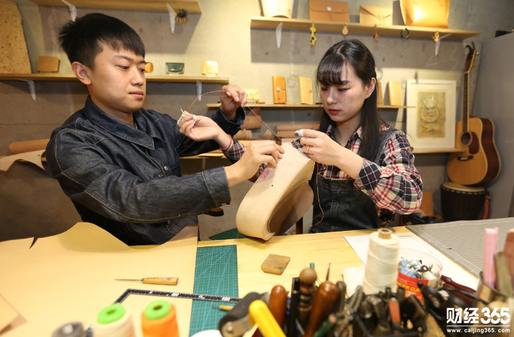 大學生創業：術業有專攻！90后情侶做皮匠月入萬元！