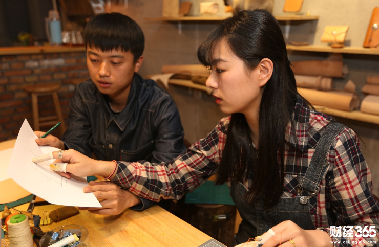 大學生創業：術業有專攻！90后情侶做皮匠月入萬元！