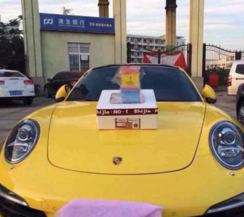 大學生創業：開豪車兜售圣誕蘋果？結果悲劇了！