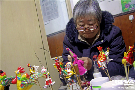 免費(fèi)教捏“面人”，70歲老人50年收5千徒弟，捐款上百萬！