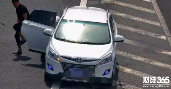 高速男子停車此地，卻不知道已經違法了！