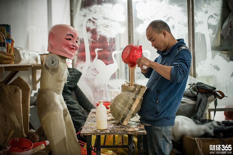 大學(xué)生創(chuàng)業(yè)：85后“玩泥巴”玩成蠟像藝人 工作室月入超10萬！