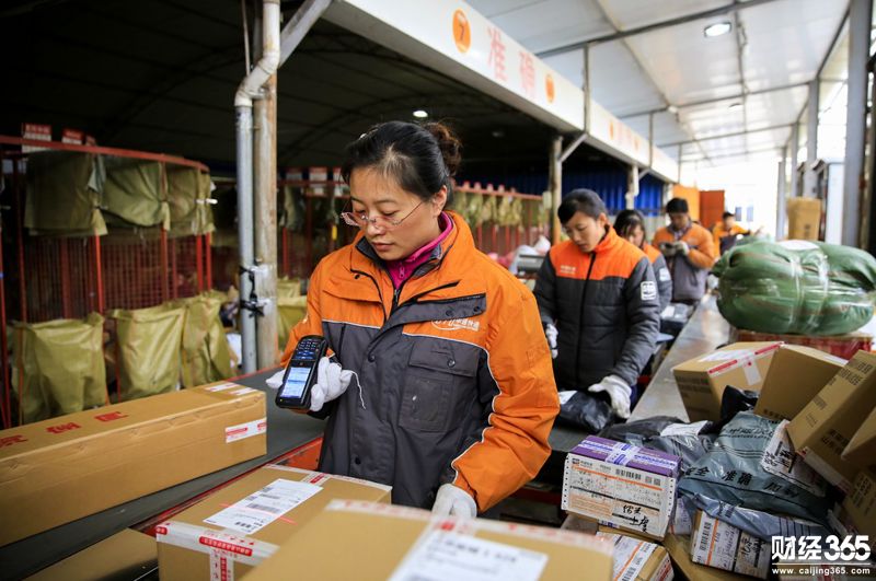十家快遞企業表示今年春節期間不打烊！快遞員會怎樣選擇？