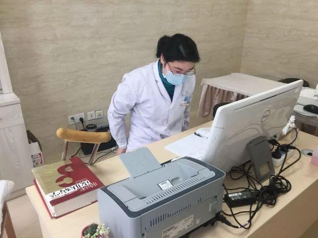 將患者的利益放第一位！她拄拐進診室，堅守醫者崗位！
