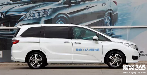 車管所噴字又出新花樣！“核載7人”四個字變為九個字！