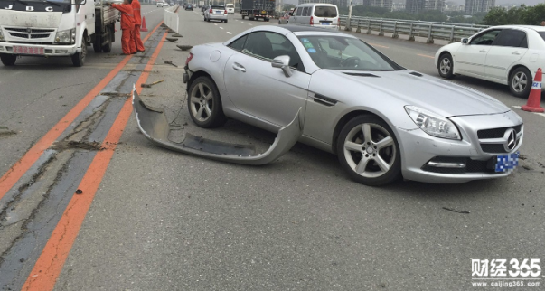 奔馳回應“失控事件” 稱事發(fā)當晚車輛正常