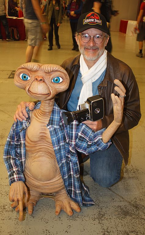 Montreal_Comiccon_2016_-_Steven_Spielberg_and_ET_(28181565691).jpg